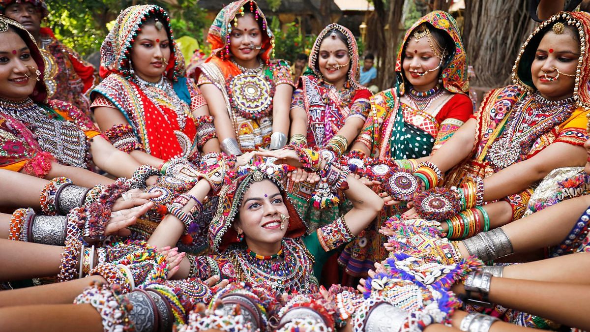 अहमदाबाद में पारंपरिक पोशाक पहनकर गरबा करते कलाकार | एएनआई