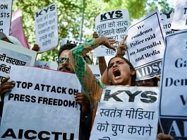 विभिन्न संगठनों के सदस्यों ने बुधवार को नई दिल्ली में जंतर-मंतर पर न्यूज़क्लिक पत्रकार के आवास पर छापेमारी के खिलाफ विरोध प्रदर्शन किया | एएनआई