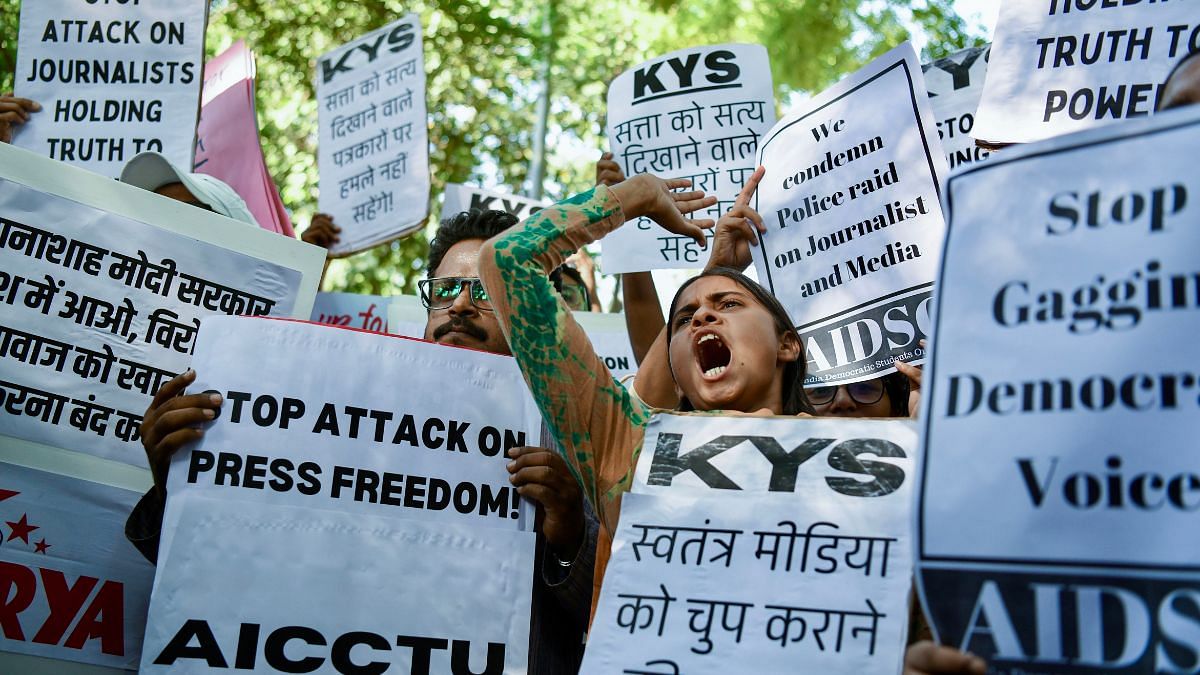 विभिन्न संगठनों के सदस्यों ने बुधवार को नई दिल्ली में जंतर-मंतर पर न्यूज़क्लिक पत्रकार के आवास पर छापेमारी के खिलाफ विरोध प्रदर्शन किया | एएनआई