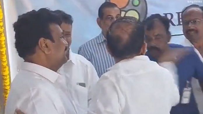 तेलंगाना के गृह मंत्री महमूद अली द्वारा अपने पीएसओ को थप्पड़ मारने का वीडियो | फोटो: एक्स: @zson_bakka