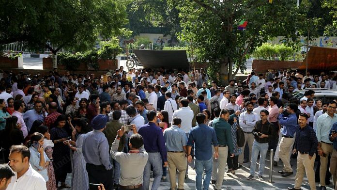 भूकंप के कारण आनन-फानन में बिल्डिंग से बाहर आते लोग | फोटो: सूरज सिंह बिष्ट/दिप्रिंट