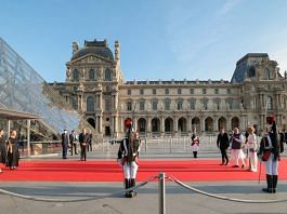फ्रांस के राष्ट्रपति इमैनुएल मैक्रों और फ्रांस की प्रथम महिला ब्रिगिट मैक्रों के साथ से प्रधानमंत्री नरेंद्र मोदी पेरिस में लौवर संग्रहालय का दौरा करते हुए | एएनआई