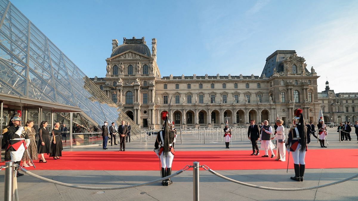फ्रांस के राष्ट्रपति इमैनुएल मैक्रों और फ्रांस की प्रथम महिला ब्रिगिट मैक्रों के साथ से प्रधानमंत्री नरेंद्र मोदी पेरिस में लौवर संग्रहालय का दौरा करते हुए | एएनआई