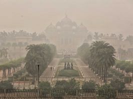 प्रदूषण की परत में छिपा दिल्ली का अक्षरधाम मंदिर | फोटो: सूरज सिंह बिष्ट/दिप्रिंट