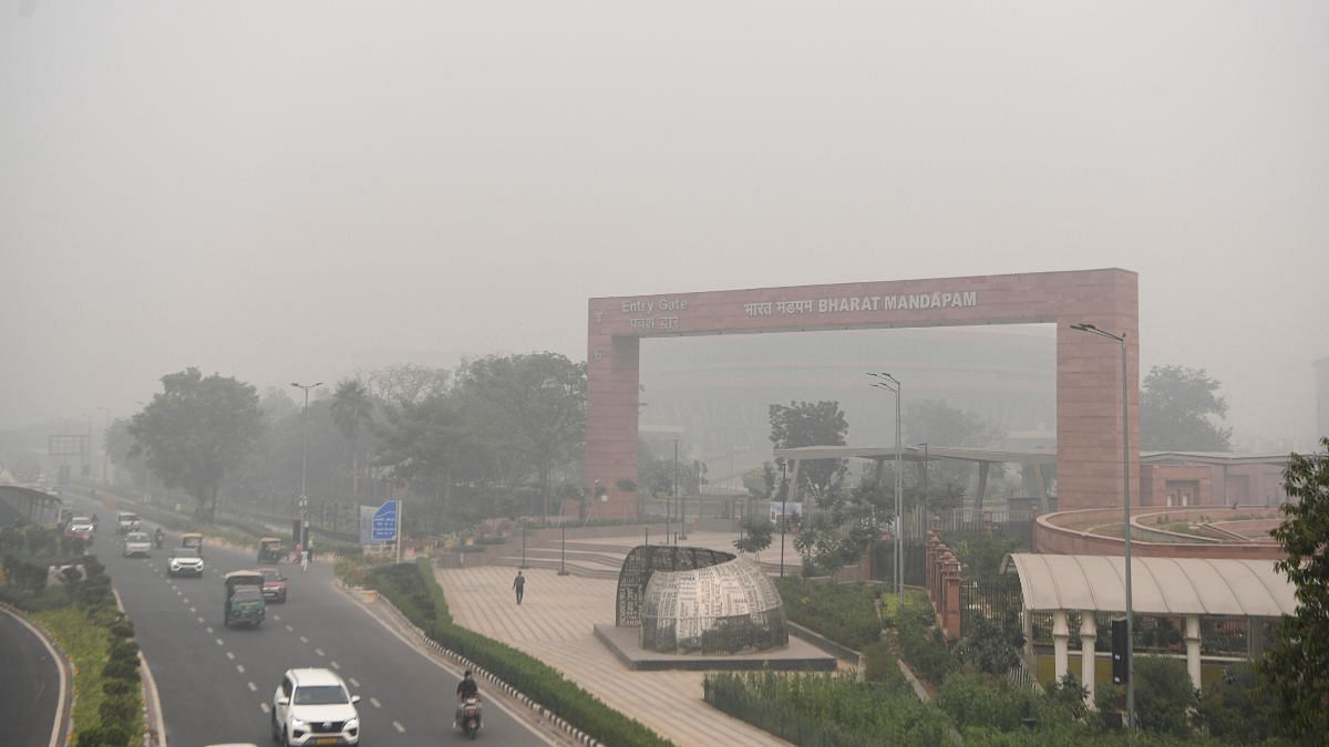 शनिवार को नई दिल्ली में भारत मंडपम धुंध की मोटी परत में ढका रहा. क्योंकि राष्ट्रीय राजधानी में वायु गुणवत्ता 'गंभीर' श्रेणी में बनी हुई है | एएनआई