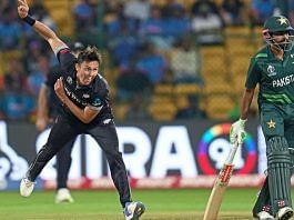 शनिवार को बेंगलुरु के एम.चिन्नास्वामी स्टेडियम में आईसीसी क्रिकेट विश्व कप 2023 में पाकिस्तान के खिलाफ मैच के दौरान न्यूजीलैंड के ट्रेंट बोल्ट एक्शन में | एएनआई