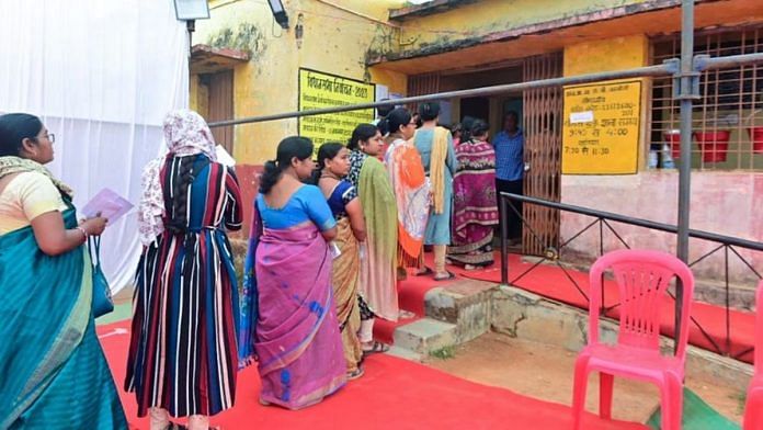 छत्तीसगढ़ विधानसभा चुनाव के पहले चरण में कोंडागांव में मतदाताओं की कतार | एएनआई