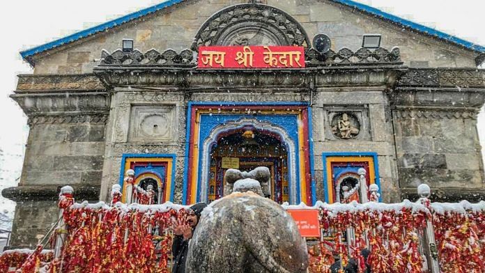 सोमवार को रुद्रप्रयाग में ताज़ा बर्फबारी के बीच केदारनाथ मंदिर का दृश्य | एएनआई