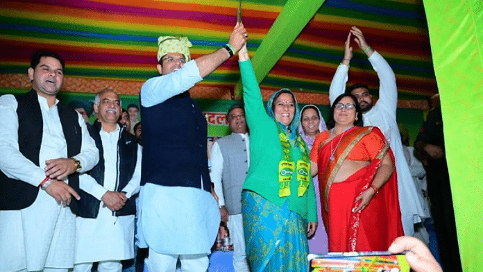 हरियाणा के डिप्टी सीएम और जेजेपी नेता दुष्यंत चौटाला के साथ रीता सिंह चौधरी/फोटो: डॉ.रीता सिंह /फेसबुक