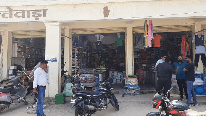 पार्टी के दंतेवाड़ा जिला कार्यालय के बाहर स्थानीय कांग्रेस नेताओं के हथियारबंद जवान/ सौरव रॉय बर्मन/दिप्रिंट