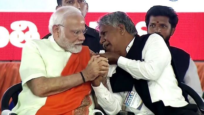 रैली के दौरान भावुक हुए मंदा कृष्णा माडिगा को पीएम नरेंद्र मोदी सांत्वना देते हुए/फोटो: एएनआई