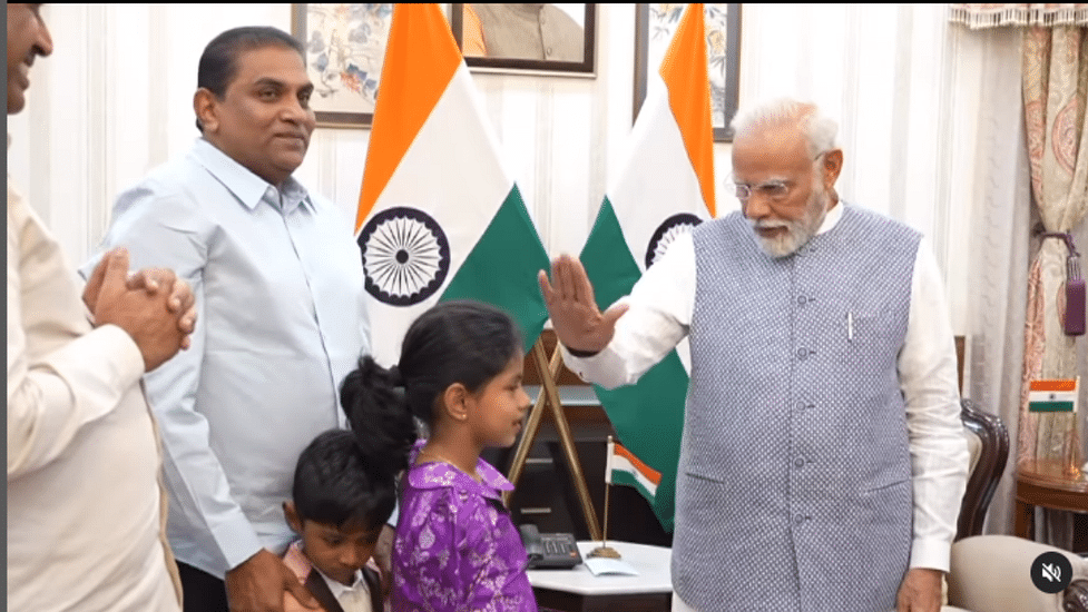 PM Modi video : PM नरेंद्र मोदी का अलग अंदाज, देखें कैसे माथे पर सिक्का चिपका कर बच्चों को दिखा रहें जादू