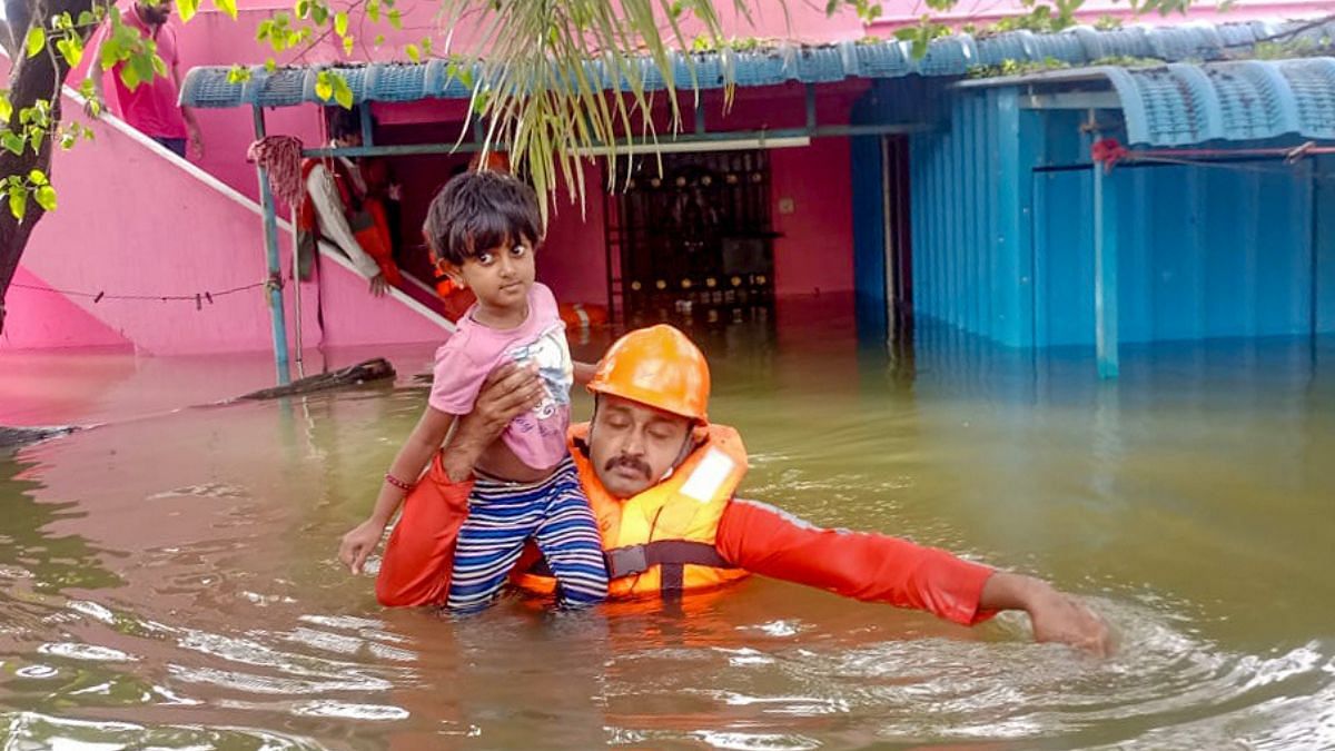 एनडीआरएफ के जवानों ने मंगलवार को चेन्नई में भारी बारिश के बाद जलमग्न इलाकों से एक बच्चे को बचाया | एएनआई