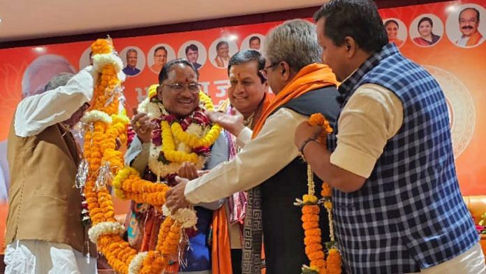 केंद्रीय बंदरगाह, जहाजरानी और जलमार्ग मंत्री सर्बानंद सोनोवाल और अन्य भारतीय जनता पार्टी (भाजपा) के नेता रायपुर में विष्णु देव साय को बधाई देते हुए | एएनआई