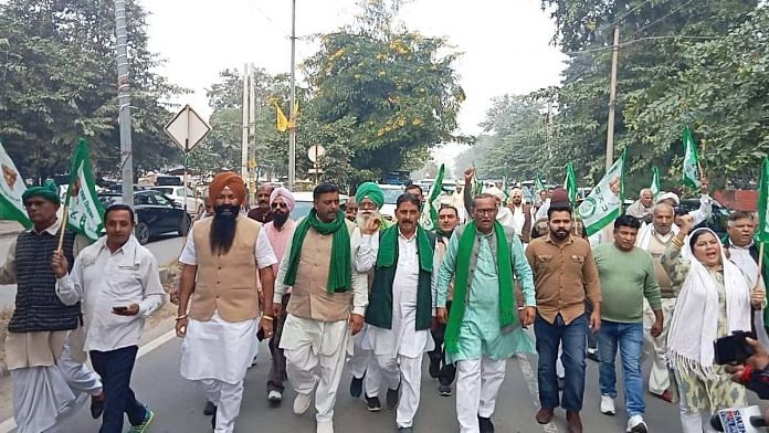 हरियाणा के कृषि मंत्री जेपी दलाल को बर्खास्त करने की मांग को लेकर भारतीय किसान यूनियन के सदस्यों ने गुरुवार को करनाल में प्रदर्शन किया | फोटो: स्पेशल अरेंजमेंट