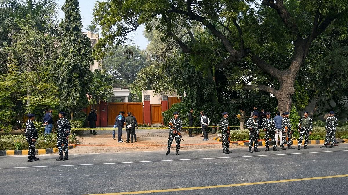 बुधवार को नई दिल्ली में इज़रायल दूतावास के बाहर दिल्ली स्पेशल सेल, डॉग स्क्वाड और एनआईए अधिकारियों की जांच के दौरान अर्धसैनिक बल के जवान पहरा देते हुए | एएनआई