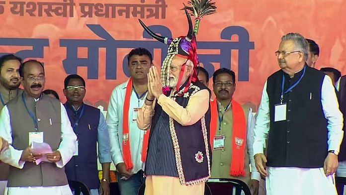 अक्टूबर में बस्तर के जगदलपुर में एक सार्वजनिक रैली में प्रधानमंत्री नरेंद्र मोदी का अभिनंदन किया गया | एएनआई