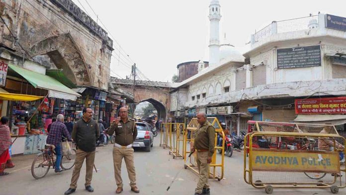 राम मंदिर परिसर के पास बनाए गए चेक प्वाइंट पर पुलिसकर्मी | मनीषा मोंडल/दिप्रिंट