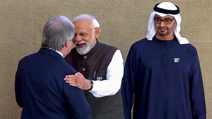 प्रधानमंत्री नरेंद्र मोदी ने दुबई में वार्षिक COP28 लीडरशिप पवेलियन के आयोजन स्थल पर संयुक्त अरब अमीरात के राष्ट्रपति शेख मोहम्मद बिन जायद अल नाहयान और संयुक्त राष्ट्र महासचिव एंटोनियो गुटेरेस से मुलाकात की | एएनआई