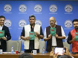 (बाएं से दाएं) लेखक और अर्थशास्त्री संजीव सान्याल, लेखक दीप हलदर, दिप्रिंट के एडिटर-इन-चीफ शेखर गुप्ता, लेखक अविषेक बिस्वास सोमवार को किताब के लॉन्च पर | फोटो: सूरज सिंह बिष्ट/दिप्रिंट