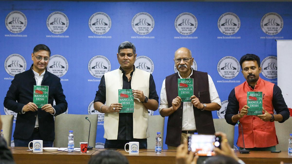 (बाएं से दाएं) लेखक और अर्थशास्त्री संजीव सान्याल, लेखक दीप हलदर, दिप्रिंट के एडिटर-इन-चीफ शेखर गुप्ता, लेखक अविषेक बिस्वास सोमवार को किताब के लॉन्च पर | फोटो: सूरज सिंह बिष्ट/दिप्रिंट