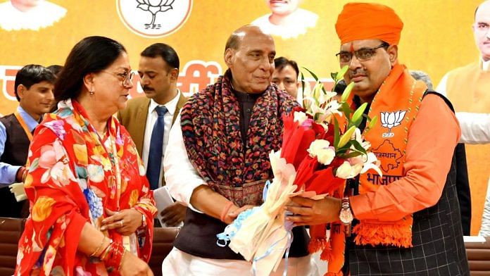 राजस्थान के अगले मुख्यमंत्री के रूप में नामित होने पर भजनलाल शर्मा को भाजपा के वरिष्ठ नेता वसुंधरा राजे और राजनाथ सिंह ने बधाई दी | फोटो: एक्स/@BJP4Rajasthan