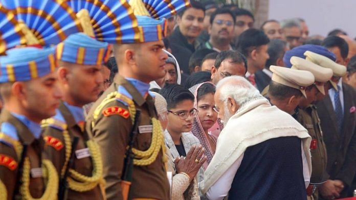 संविधान सदन में श्रद्धांजलि समारोह के दौरान प्रधानमंत्री नरेंद्र मोदी ने 2001 के संसद हमले में जान गंवाने वाले लोगों के परिवार के सदस्यों से मुलाकात की | प्रवीण जैन/दिप्रिंट