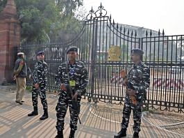 बुधवार को नई दिल्ली में चल रहे शीतकालीन सत्र के दौरान सुरक्षा उल्लंघन की घटना के बाद अर्धसैनिक बल के जवान संसद भवन के बाहर निगरानी करते हुए | एएनआई