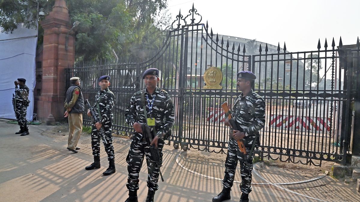 बुधवार को नई दिल्ली में चल रहे शीतकालीन सत्र के दौरान सुरक्षा उल्लंघन की घटना के बाद अर्धसैनिक बल के जवान संसद भवन के बाहर निगरानी करते हुए | एएनआई