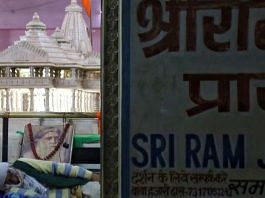 विहिप अयोध्या मुख्यालय में राम मंदिर का एक मिनिएटर प्रदर्शित किया गया है | फोटो: मनीषा मंडल/दिप्रिंट