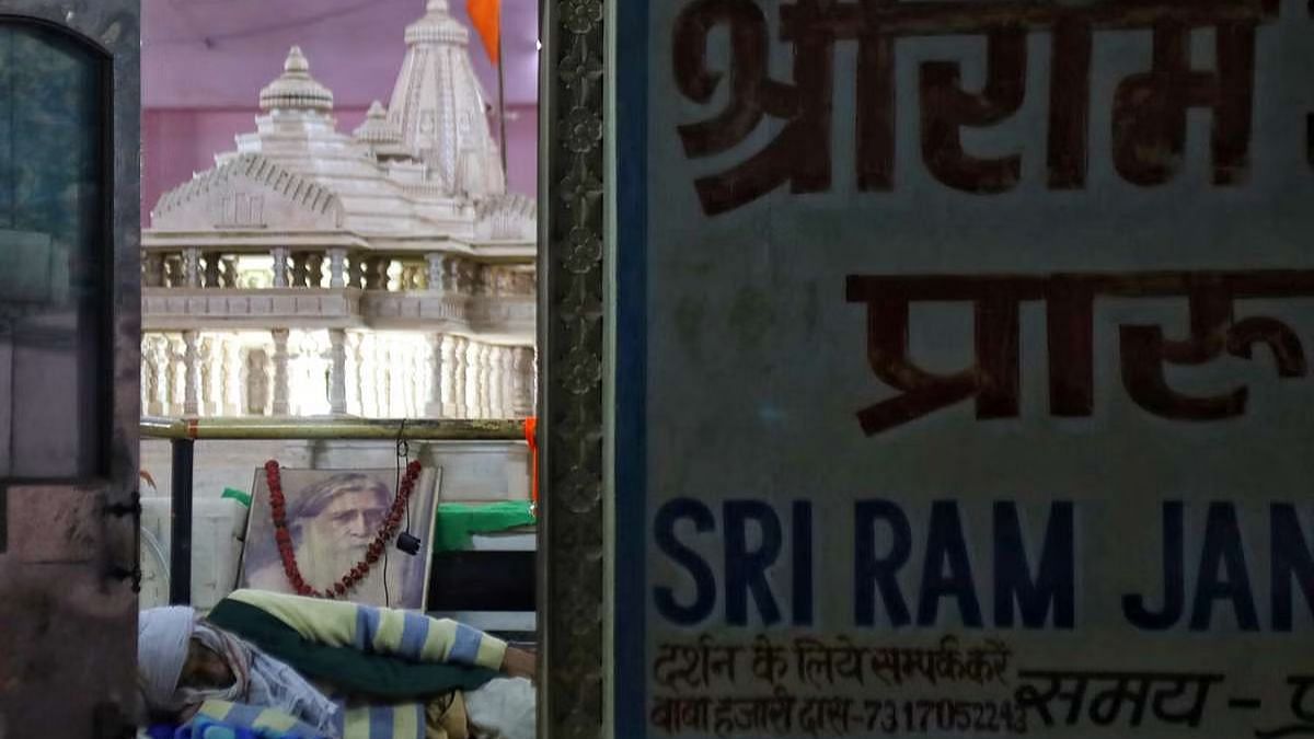 विहिप अयोध्या मुख्यालय में राम मंदिर का एक मिनिएटर प्रदर्शित किया गया है | फोटो: मनीषा मंडल/दिप्रिंट