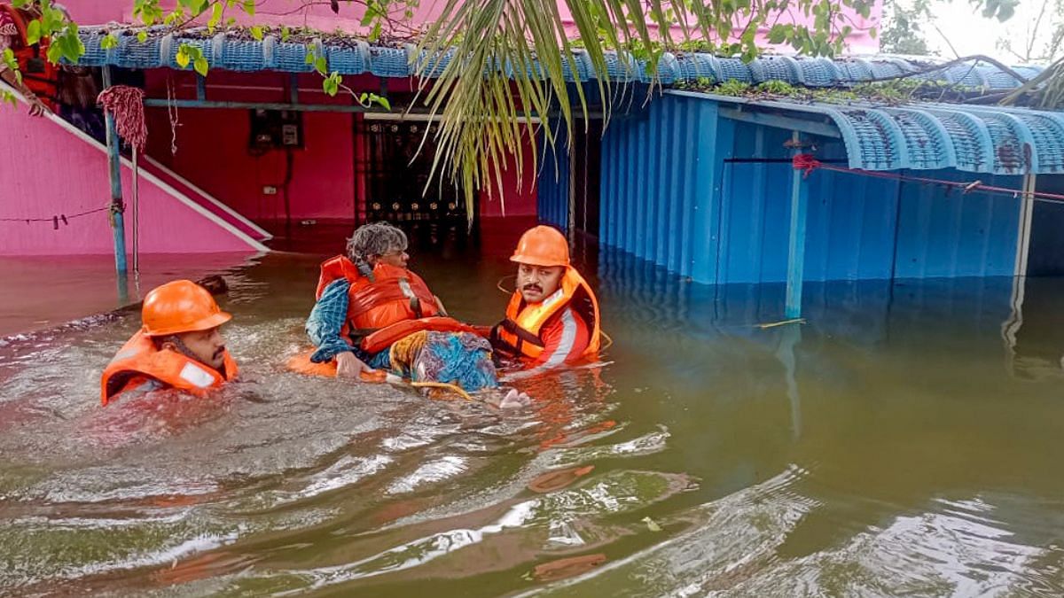 राष्ट्रीय आपदा मोचन बल (एनडीआरएफ) के जवान चेन्नई में भारी बारिश के बाद जलमग्न इलाकों से लोगों को बचाते हुए | एएनआई