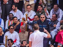 टीएमसी सांसद कल्याण बनर्जी ने उपराष्ट्रपति धनखड़ की नकल की जबकि राहुल गांधी और अन्य ने वीडियो बनाए | फोटो: पीटीआई