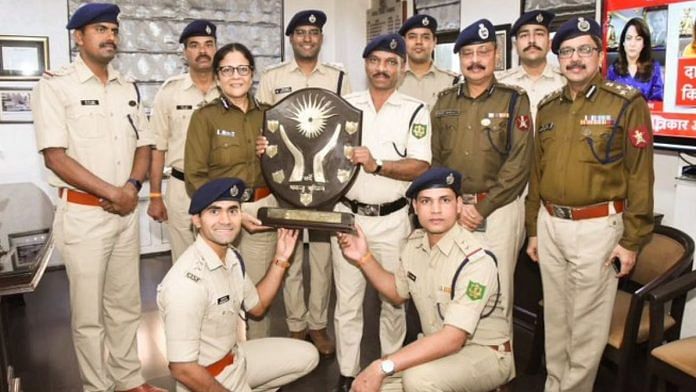 सीआईएसएफ टीम को सम्मानित करती आईपीएस नीना सिंह की फाइल फोटो | फोटो: एक्स/@CISFHQrs