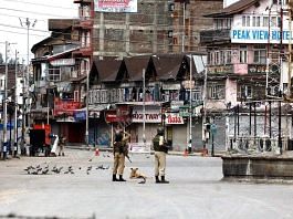 2019 में श्रीनगर के लाल चौक में सुरक्षा कर्मियों की फाइल फोटो. जम्मू और कश्मीर पुनर्गठन अधिनियम के बाद जम्मू और कश्मीर को दो केंद्र शासित प्रदेशों में विभाजित कर दिया गया, जो 31 अक्टूबर 2019 को लागू हुआ | फोटो: प्रवीण जैन/दिप्रिंट