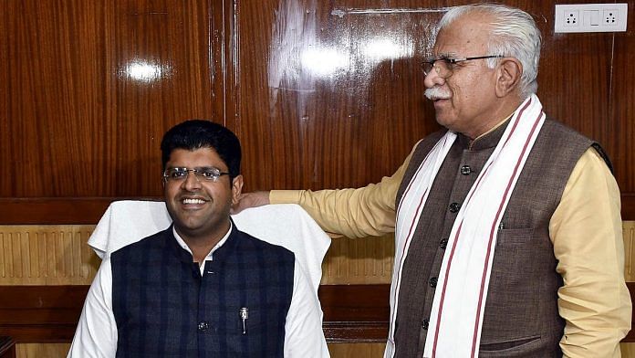 सहयोगी दल बीजेपी के सीएम मनोहर लाल खट्टर के साथ जेजेपी के हरियाणा के डिप्टी सीएम दुष्यंत चौटाला की फाइल फोटो | एएनआई