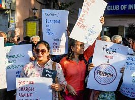 अनुभवी पत्रकारों ने समाचार पोर्टल न्यूज़क्लिक के संस्थापक और प्रधान संपादक प्रबीर पुरकायस्थ और एचआर प्रमुख अमित चक्रवर्ती की गिरफ्तारी के खिलाफ नई दिल्ली में प्रेस क्लब ऑफ इंडिया के बाहर विरोध प्रदर्शन किया | एएनआई