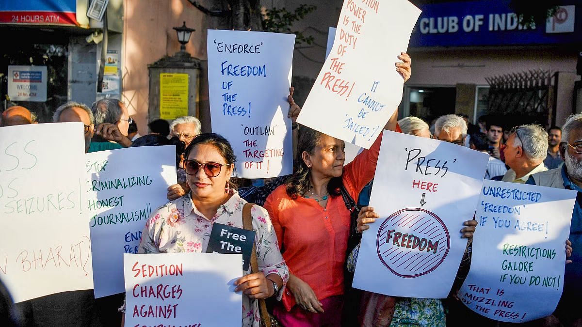 अनुभवी पत्रकारों ने समाचार पोर्टल न्यूज़क्लिक के संस्थापक और प्रधान संपादक प्रबीर पुरकायस्थ और एचआर प्रमुख अमित चक्रवर्ती की गिरफ्तारी के खिलाफ नई दिल्ली में प्रेस क्लब ऑफ इंडिया के बाहर विरोध प्रदर्शन किया | एएनआई