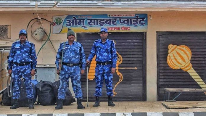 अयोध्या के हवाई अड्डे और पुनर्विकसित रेलवे स्टेशन के उद्घाटन के दौरान सुरक्षा में खड़े रैपिड एक्शन फोर्स के जवान | फोटो: प्रवीण जैन/दिप्रिंट