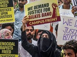 जामिया मिल्लिया इस्लामिया के छात्रों ने बिलकिस बानो मामले में दोषियों की सज़ा माफ करने के खिलाफ नई दिल्ली में विरोध प्रदर्शन किया | फोटोः पीटीआई