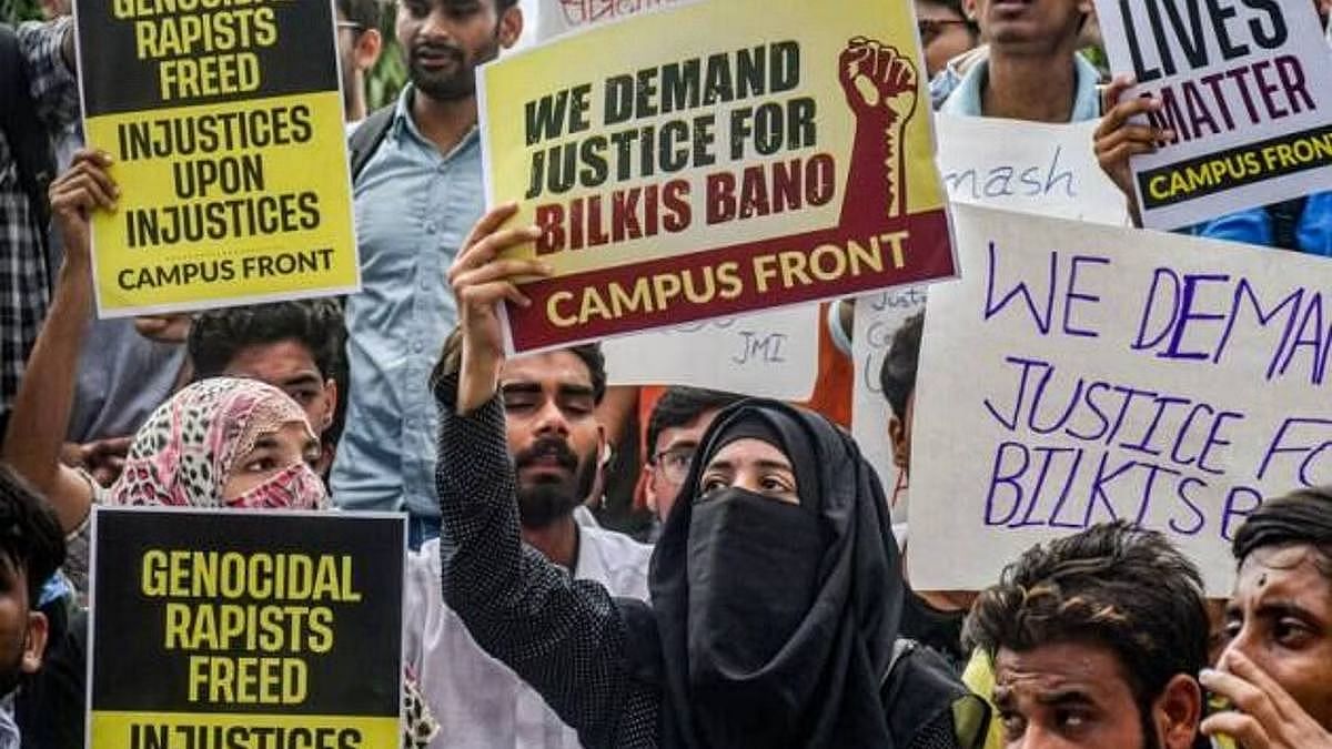 जामिया मिल्लिया इस्लामिया के छात्रों ने बिलकिस बानो मामले में दोषियों की सज़ा माफ करने के खिलाफ नई दिल्ली में विरोध प्रदर्शन किया | फोटोः पीटीआई