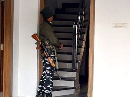 रांची में ईडी की छापेमारी के दौरान झारखंड के मुख्यमंत्री के प्रेस सलाहकार अभिषेक प्रसाद के आवास पर अर्धसैनिक बल के एक जवान | एएनआई