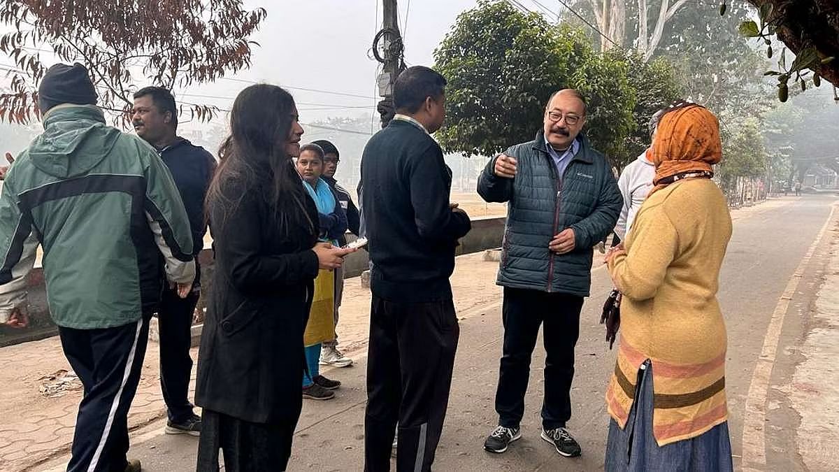 पूर्व विदेश सचिव हर्ष वर्धन श्रृंगला सुबह की सैर के दौरान सिलीगुड़ी के निवासियों से मुलाकात करते हुए | फोटो: श्रेयशी डे/दिप्रिंट