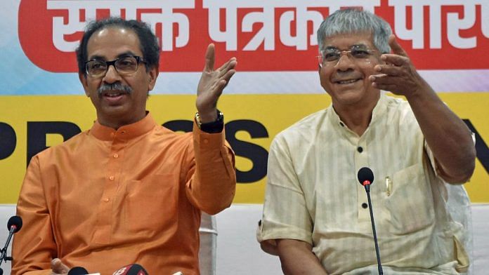 वंचित बहुजन अघाड़ी के प्रकाश आंबेडकर के साथ शिवसेना (उद्धव बालासाहेब ठाकरे) प्रमुख उद्धव ठाकरे की फाइल फोटो | एएनआई