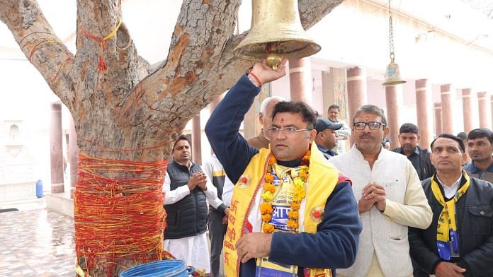 सिरसा के पूर्व सांसद अशोक तंवर अप्रैल 2022 में अपने सुप्रीमो अरविंद केजरीवाल की उपस्थिति में AAP में शामिल हुए थे | फोटो क्रेडिट: एक्स/@AAPHaryana