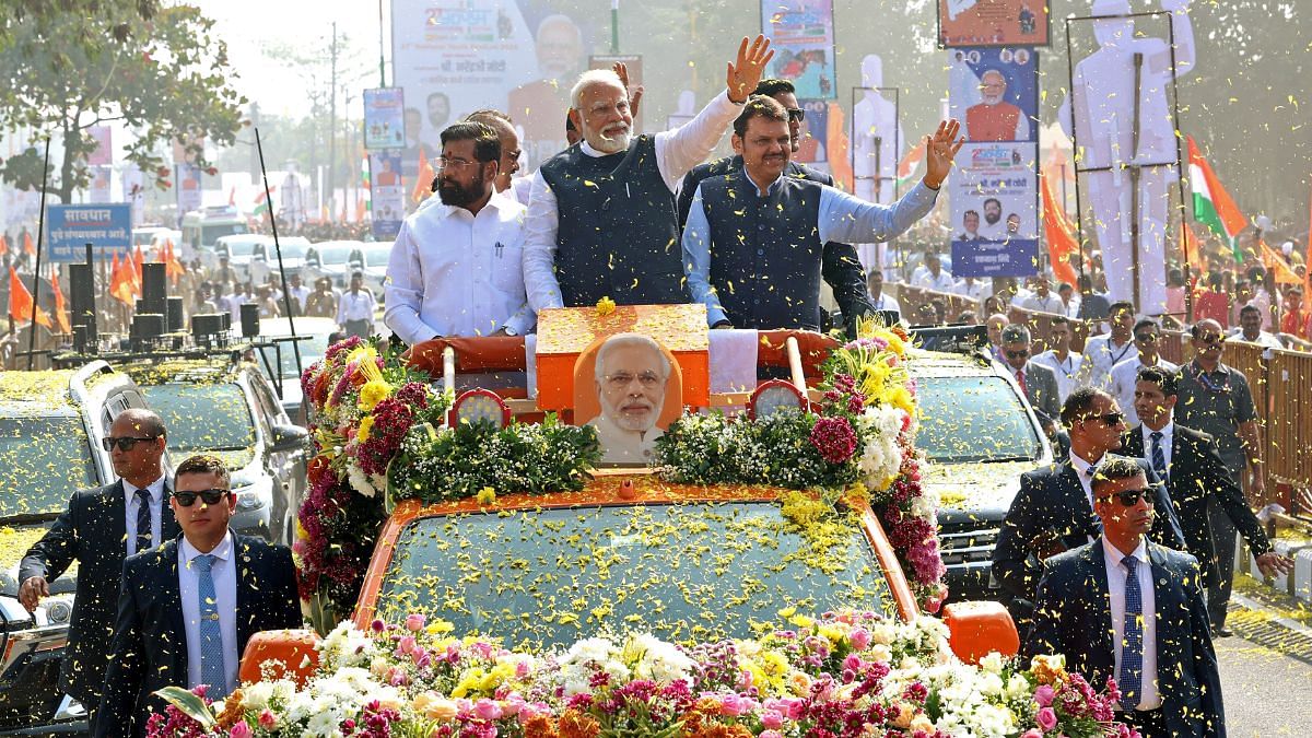 प्रधानमंत्री नरेंद्र मोदी शुक्रवार को नासिक में एक रोड शो के दौरान लोगों का हाथ हिलाकर अभिवादन करते हुए. उनके साथ महाराष्ट्र के मुख्यमंत्री एकनाथ शिंदे और राज्य के उपमुख्यमंत्री देवेन्द्र फड़णवीस भी नज़र आ रहे हैं | फोटो: एएनआई