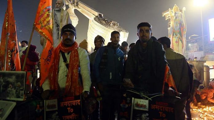 सुनील राठौड़ (दाएं काली जैकेट में) और श्रवण सिंह अहमदाबाद से अयोध्या तक 1,500 किलोमीटर से अधिक | फोटो: सूरज सिंह बिष्ट/दिप्रिंट