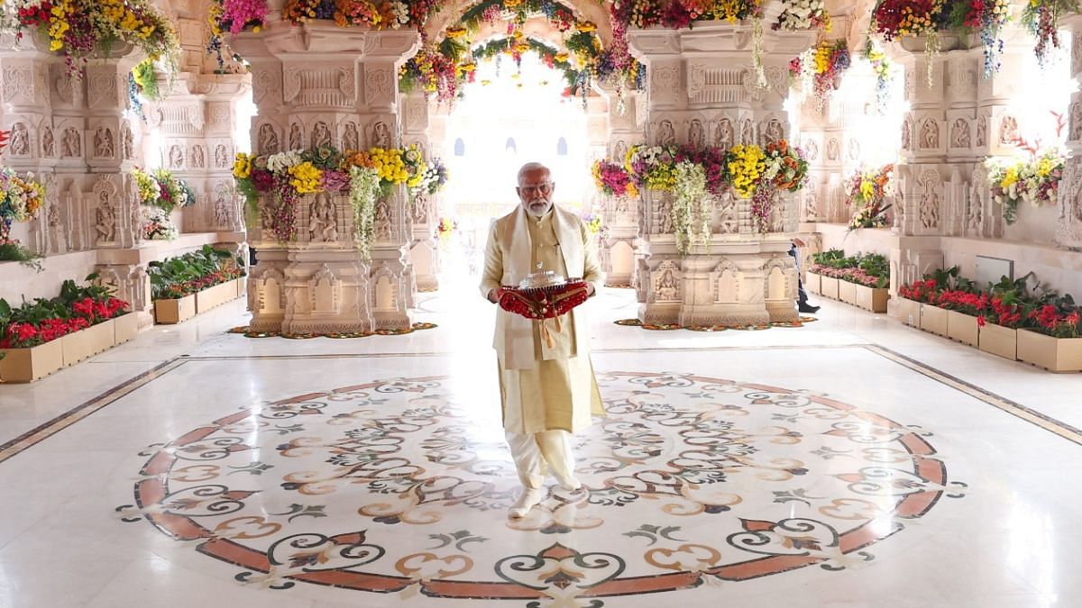 प्राण प्रतिष्ठा समारोह के लिए मंदिर के गर्भ गृह में प्रवेश करते हुए प्रधानमंत्री नरेंद्र मोदी | फोटो: एक्स/@narendramodi