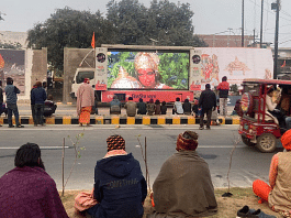 रामायण टीवी शो की सार्वजनिक स्क्रीनिंग में अयोध्या में तीर्थयात्री | फोटो: वंदना मेनन/दिप्रिंट