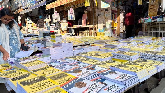 करोल बाग में दुकानों से स्टडी मटेरियल खरीदते एस्पिरेंट्स | फोटो: नूतन शर्मा/दिप्रिंट